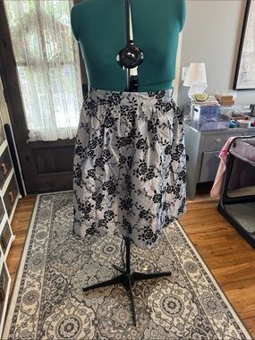 Floral Jacquard A-Line Skirt in Silver and Black